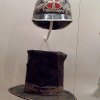 Feuerknechthut um etwa 1800 der Feuerwehr Wien und Chargenhelm vom Anfang des 20. Jahrhunderts