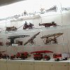Modelle historischer Löschfahrzeuge aus mehreren Jahrhunderten im Feuerwehrmuseum Wien