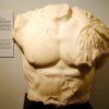 Torso einer römischen Marmorstatue, vermutlich eines Kaisers, aufgestellt am Forum um ihn zu verehren