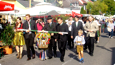 Die Weinbauern beim Umzug mit der Hauerkrone am Neustifter Kirtag in Wien