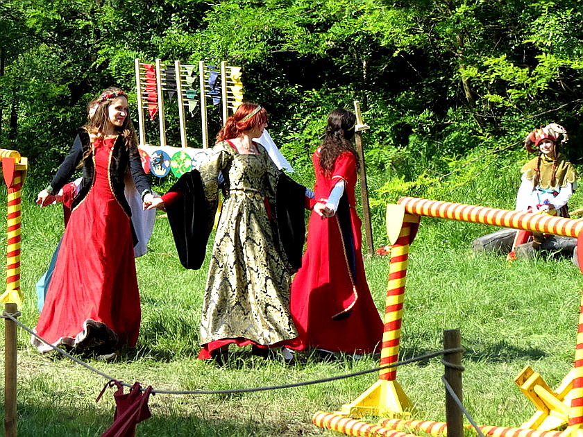 Holde Maiden tanzen bei den Ritterspielen auf der Burgruine Devin ...