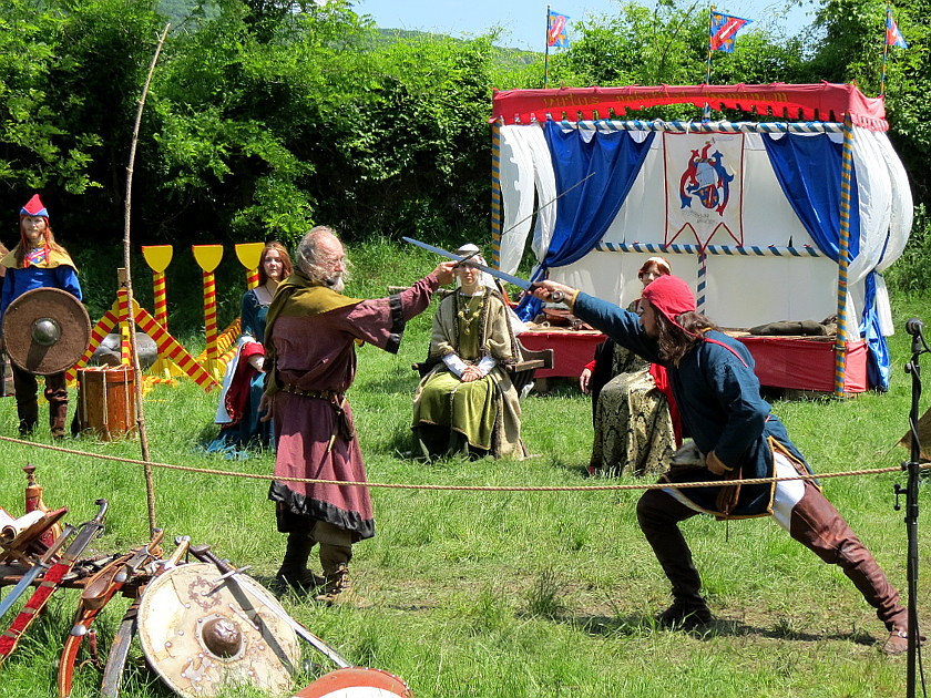 Demonstration einer mittelalterlichen Schwertkampftechnik beim Ritterturnier auf der Burgruine Devin ...