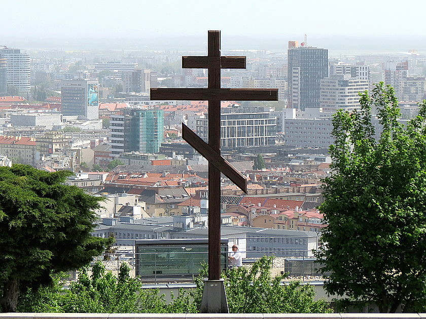 Das russisch-orhodoxe Holzkreuz auf dem Slavin in Bratislava ...