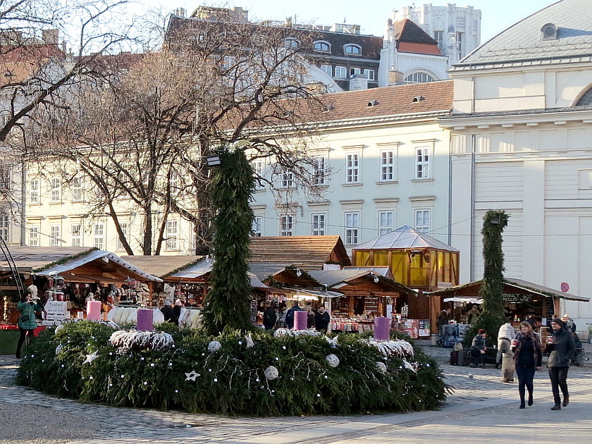 Riesenadventkranz beim Weihnachtsmarkt Rathauspark Budapest ...