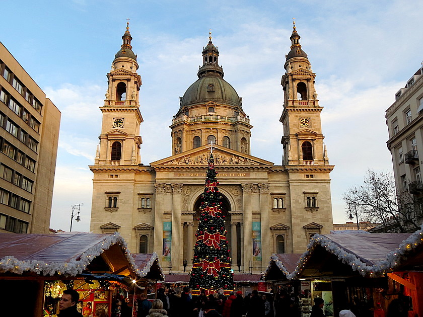 Weihnachtsbaum und Weihnachtsmarkt vor der St Stephans Basilika in Budapest ...