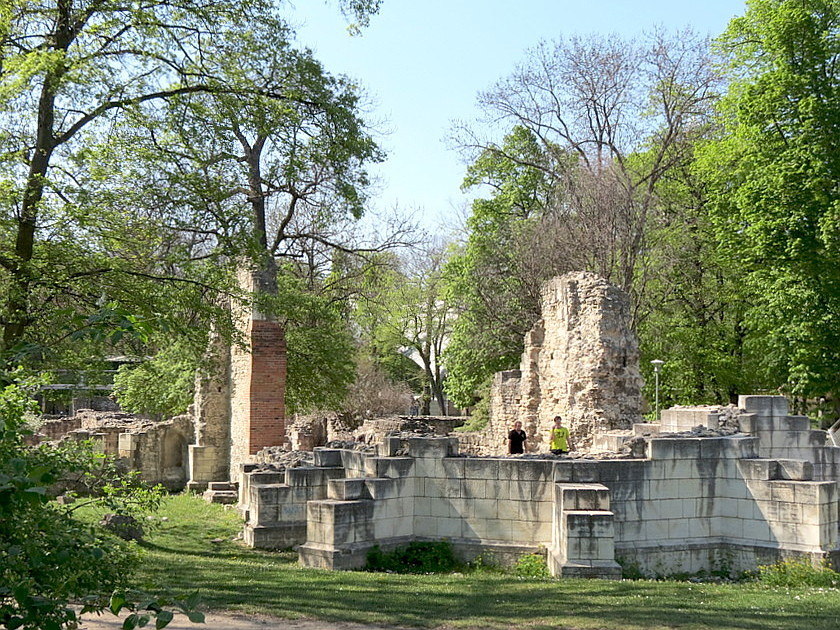 Ruine des Dominikanerinnenklosters auf der Margareteninsel in Budapest ...
