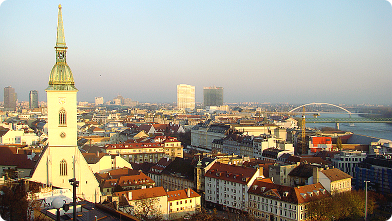 Bratislava und der Martinsdom im Abendrot vom Burgberg gesehen ...