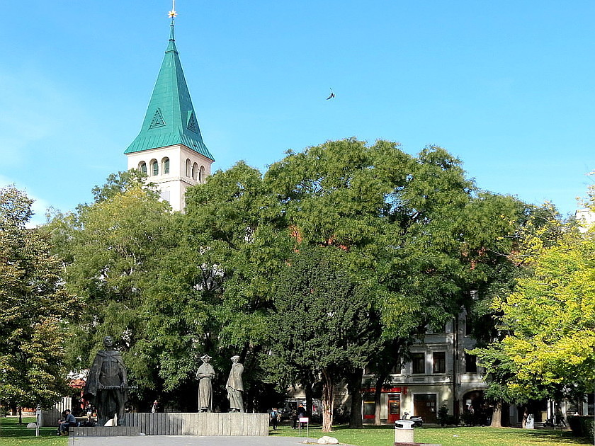 Denkmal des slowakischen Nationalaufstandes vor der Calvinistenkirche in Bratislava ...