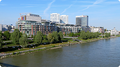 Donaupromenade beim Einkauszentrum Eurovea in Bratislava ...