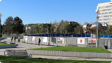 Blick auf den sich in Sanierung befindlichen Freundschaftsbrunnen in Bratislava ...