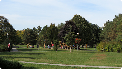 Blick in den Park Ostredky in Bratislava, Stadtteil Ruzinov ...