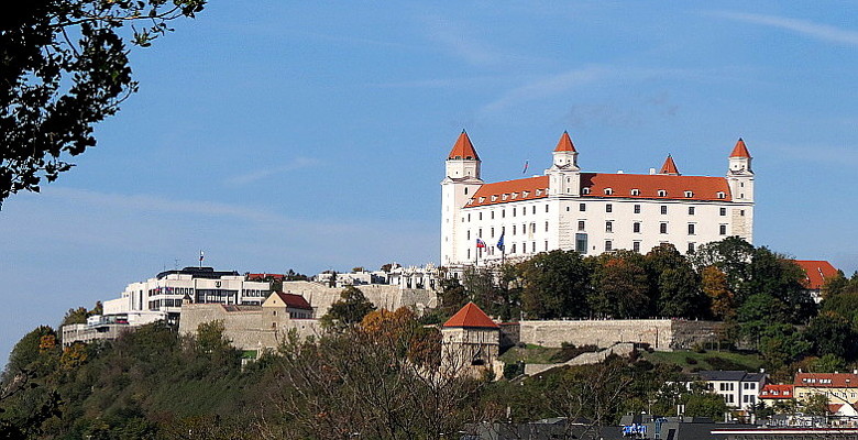 Das Parlament und die Burg in Bratislava ...