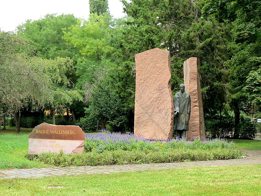 Raoul-Wallenberg-Denkmal an der Szilágyi Erzsébet fasor in Budapest ...