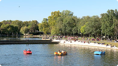 Das Stadtwäldchen Budapest mit dem kleinen See und Tretbooten ...