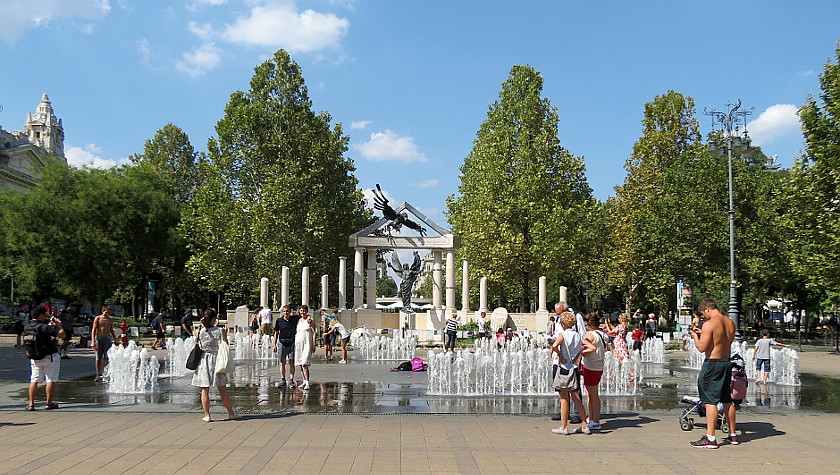Budapest, Freiheitsplatz: Denkmal für die Opfer der NS-Besatzung im Zweiten Weltkrieg ...