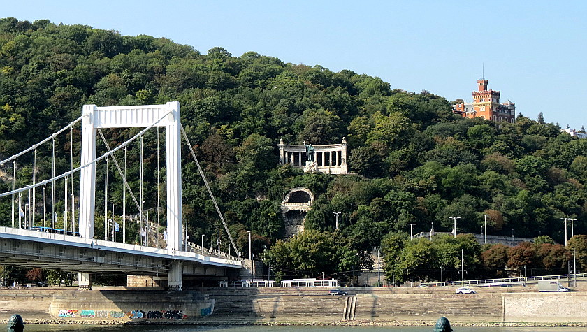 Gellertberg in Budapest mit Gellertstatue und Hegedüsvilla, davor die Elisabethbrücke ...